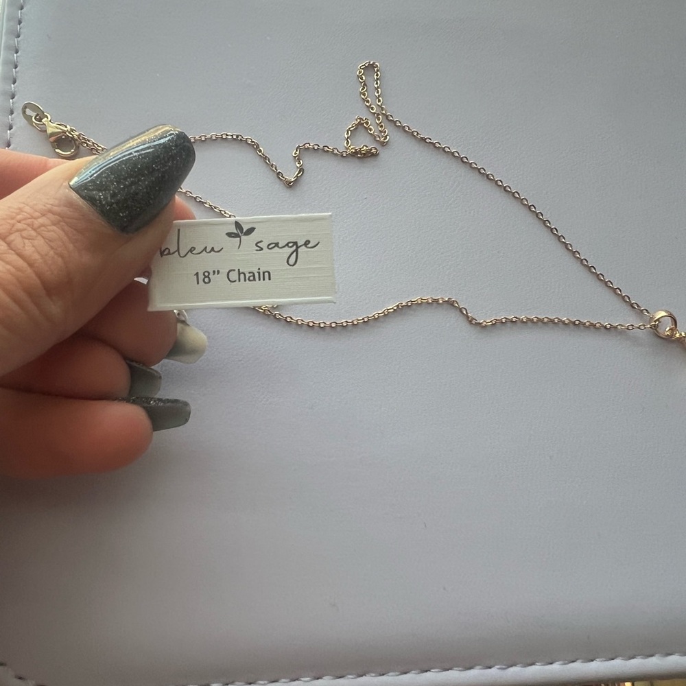 BRAND NEW Gold Cross Pendant Necklace - Picture 3 of 4